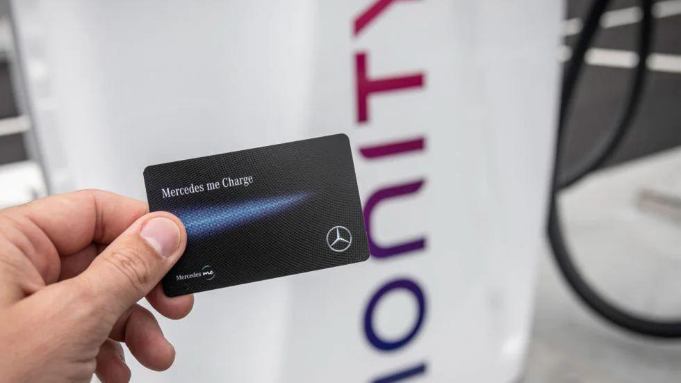 H ψηφιακή υπηρεσία Mercedes Me Charge συνδέεται με ένα από τα πιο εκτεταμένα δίκτυα φόρτισης στον κόσμο, το οποίο περιλαμβάνει σήμερα περισσότερους από 600.000 σταθμούς φόρτισης (AC και DC) σε 31 χώρε