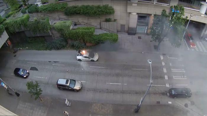 Ένα περιστατικό με πρωταγωνίστρια μια Lamborghini Gallardo, η οποία παραδόθηκε στις φλόγες κατέγραψε κάμερα σε οροφή κτηρίου στο Seattle των ΗΠΑ.