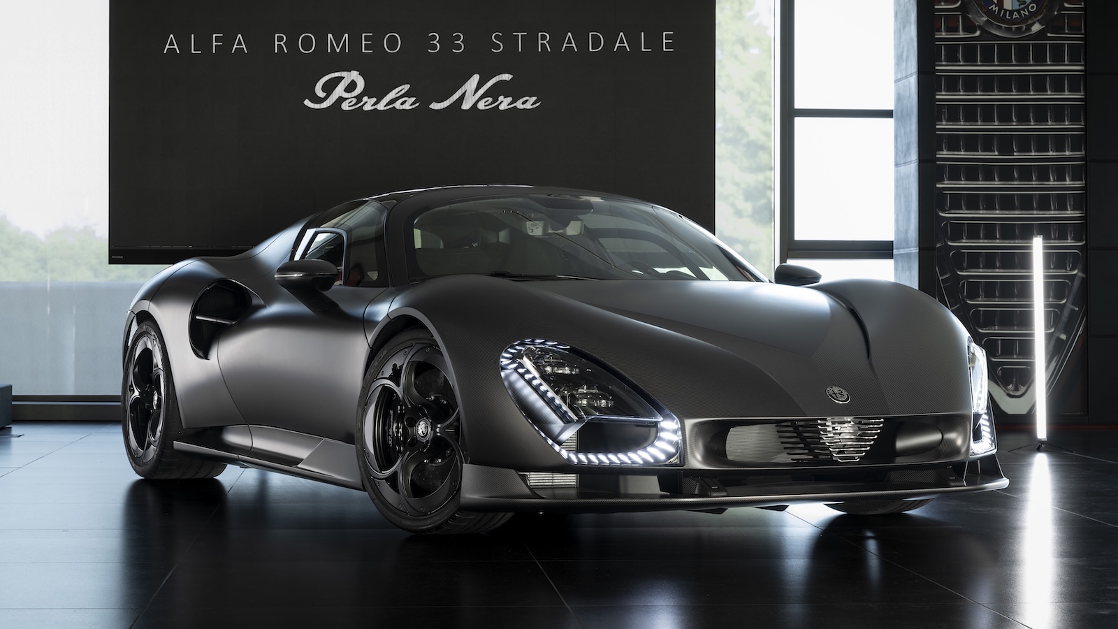 Η μοναδική Alfa Romeo 33 Stradale Perla Nera με αμάξωμα από ματ ανθρακόνημα στο Μουσείο Arese