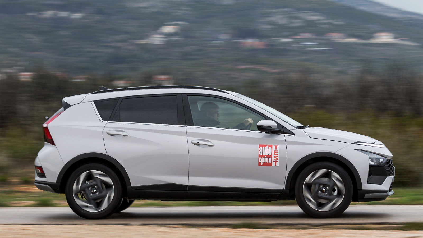 Hyundai Bayon σε εξωτερική λήψη, το μικρό SUV με έμφαση στην άνεση και την ευελιξία.