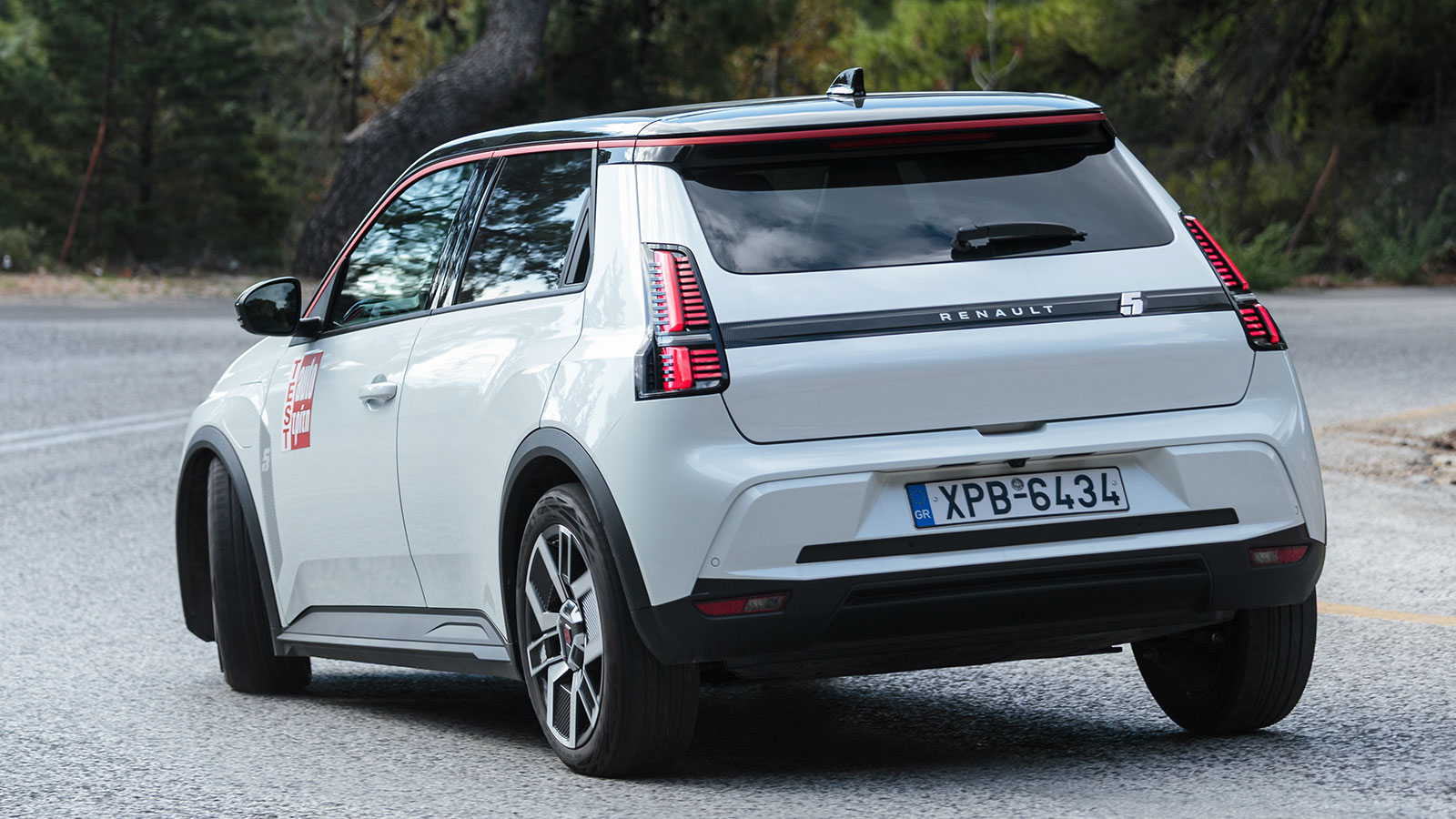 Fiat Grande Panda Hybrid και Renault 5 E-Tech οδηγική συμπεριφορά
