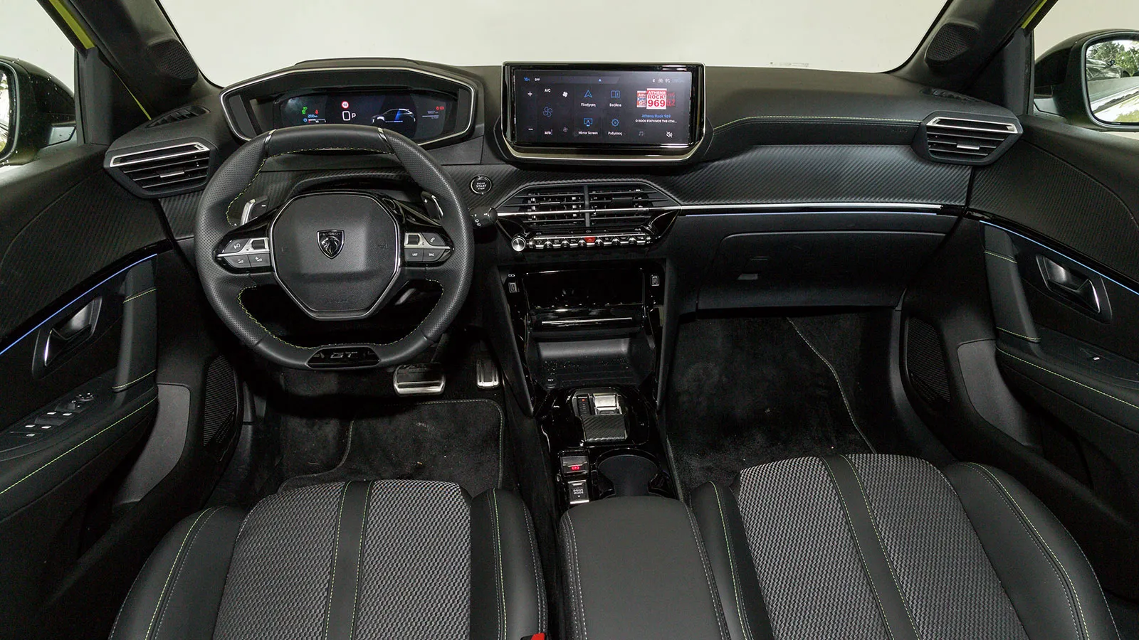 Εσωτερικό Peugeot 208 με τιμόνι i-Cockpit και ψηφιακό πίνακα οργάνων