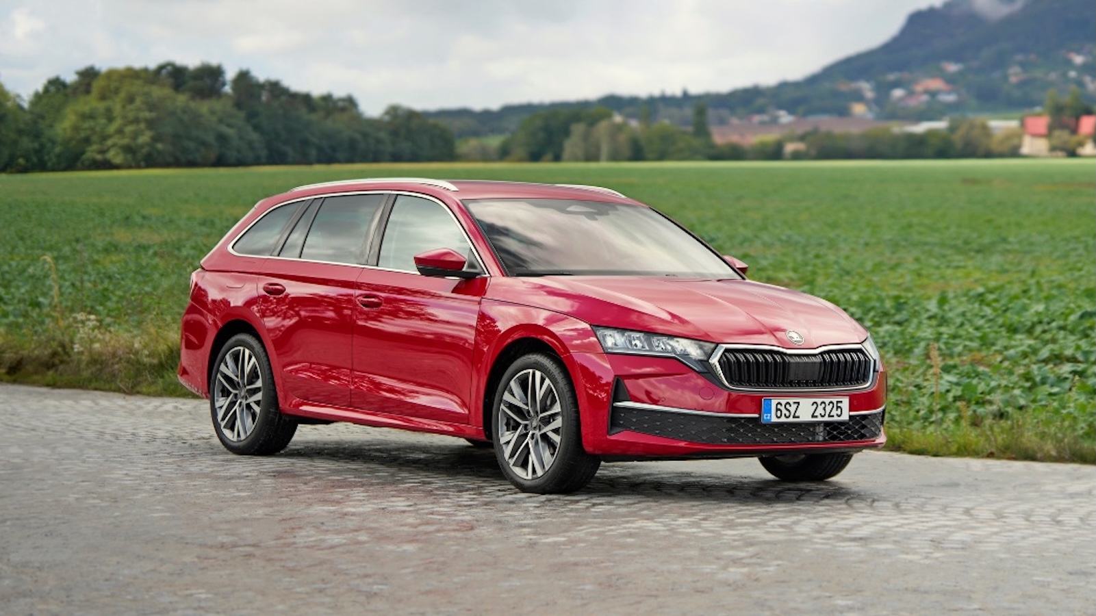 Η νέα Škoda Octavia Full Hybrid σε εξωτερική λήψη