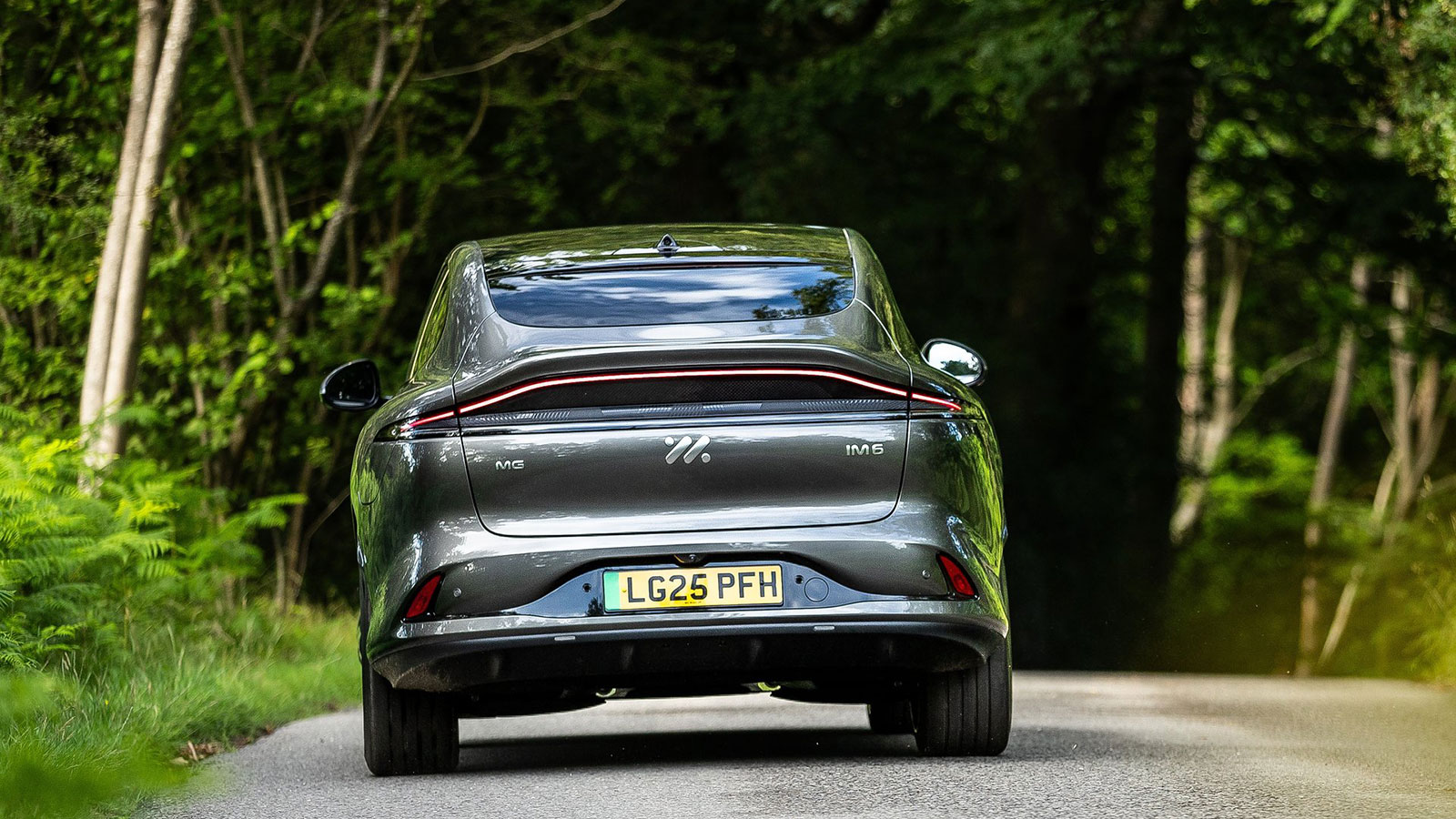 MG IM6 φόρτιση 350 kW και σύγκριση με Tesla Model Y
