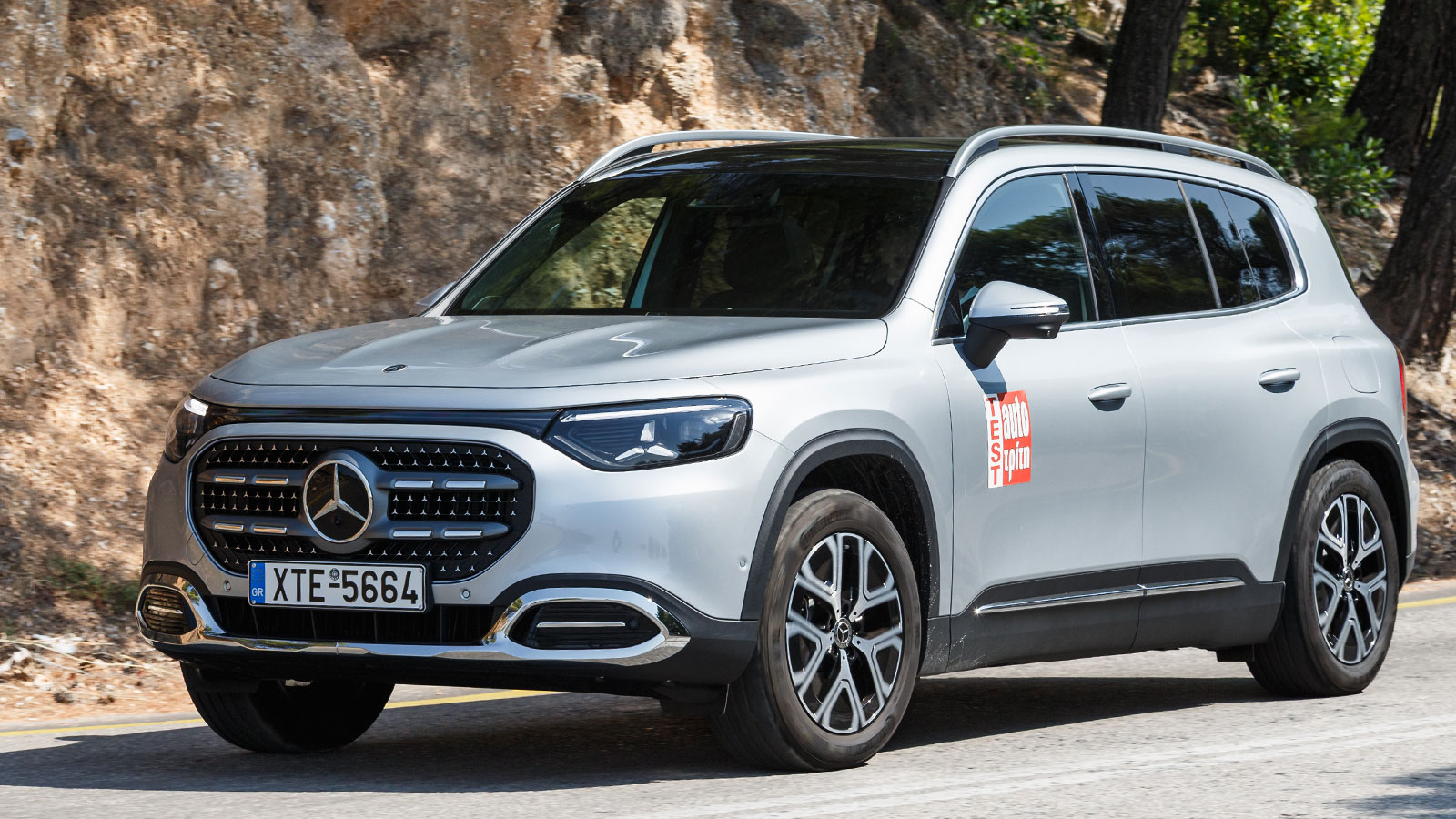 Mercedes GLB Hybrid 200 σε κίνηση εμπρός