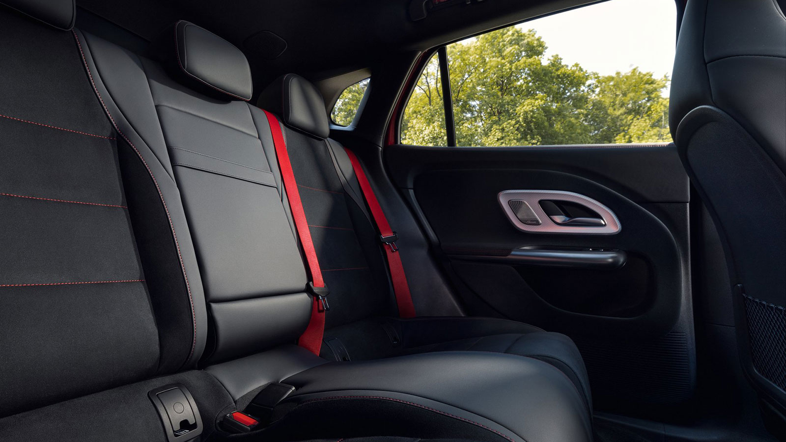 Νέα Mercedes GLA χώροι πίσω επιβατών
