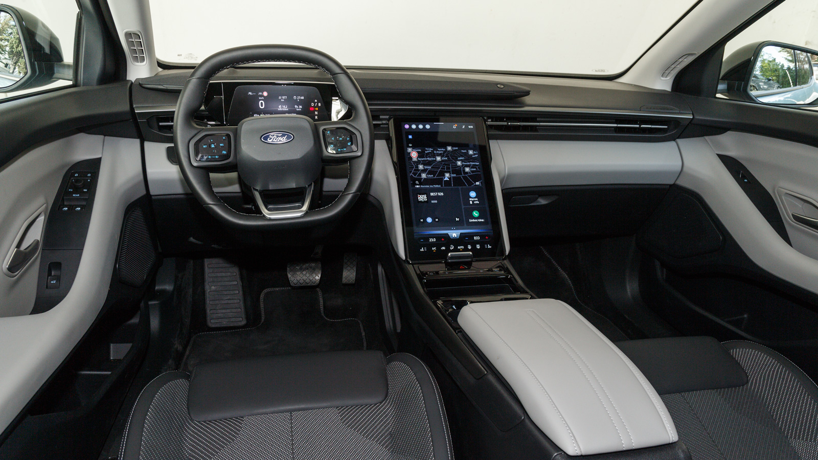 Ford Explorer, ηλεκτρικό οικογενειακό SUV με ευρύχωρο πίσω κάθισμα και μεγάλο πορτ-μπαγκάζ.