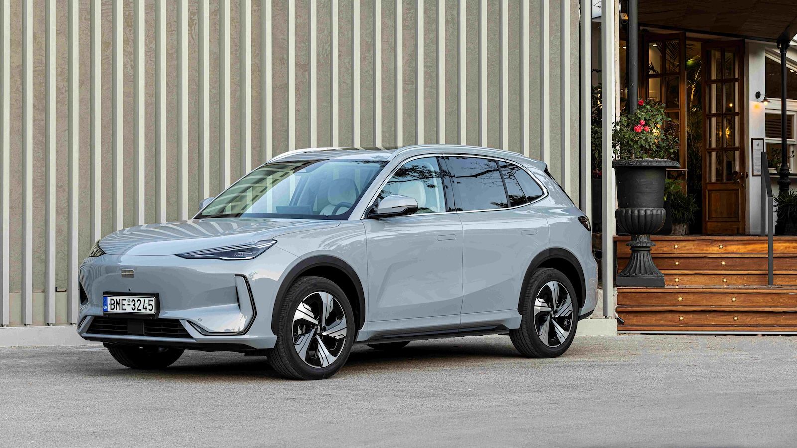 Το Geely E5 σε προφιλ 3/4 σε αστικό  τοπίο