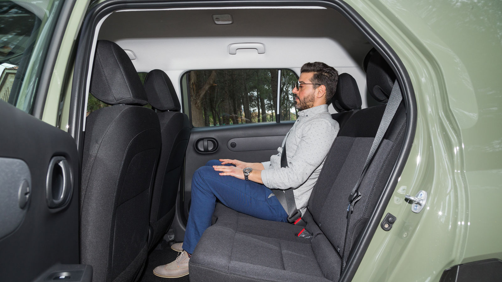 Hyundai Inster εσωτερικό με συρόμενα πίσω καθίσματα