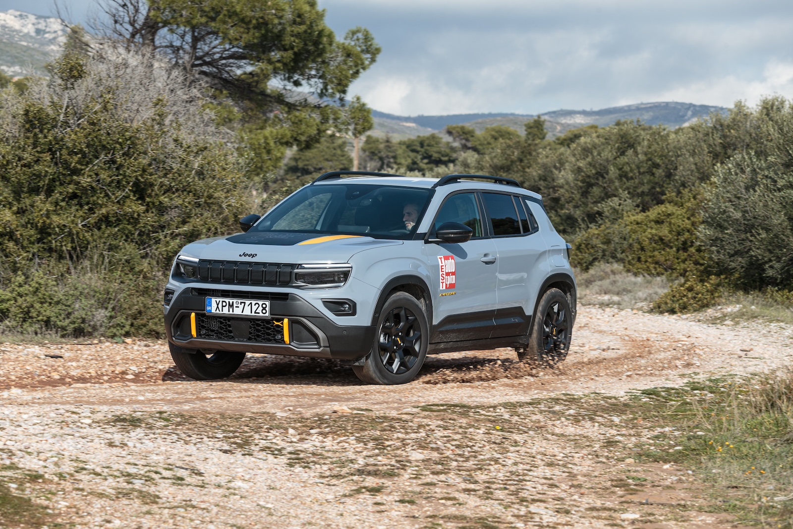 Τετρακίνητο Jeep Avenger 4xe σε εκτός δρόμου διαδρομή