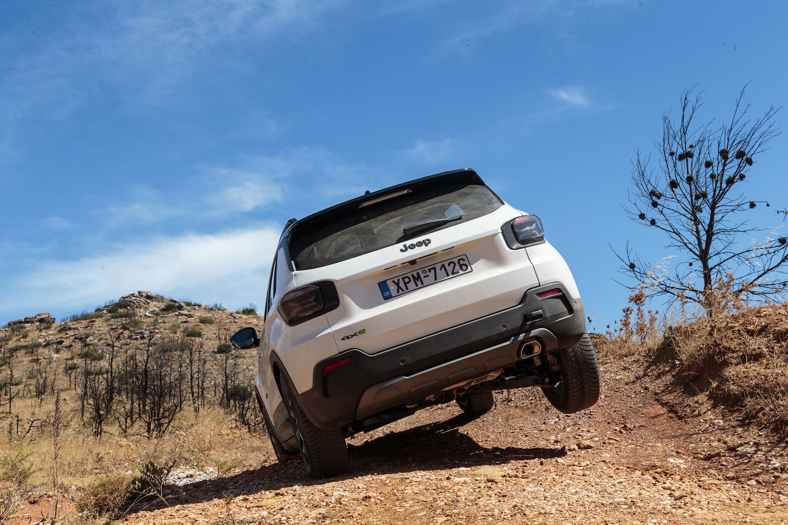 Jeep Avenger σε χωματόδρομο με απόσταση 20 εκατοστά από το έδαφος