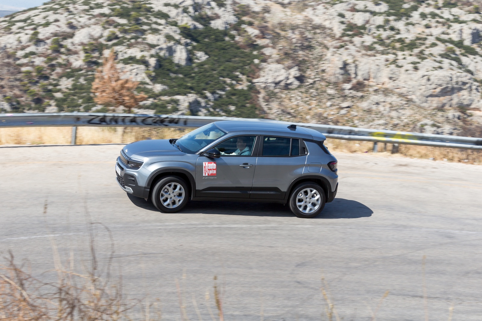 Jeep Avenger εξωτερική σχεδίαση με επτά γρίλιες και τετραγωνισμένους θόλους