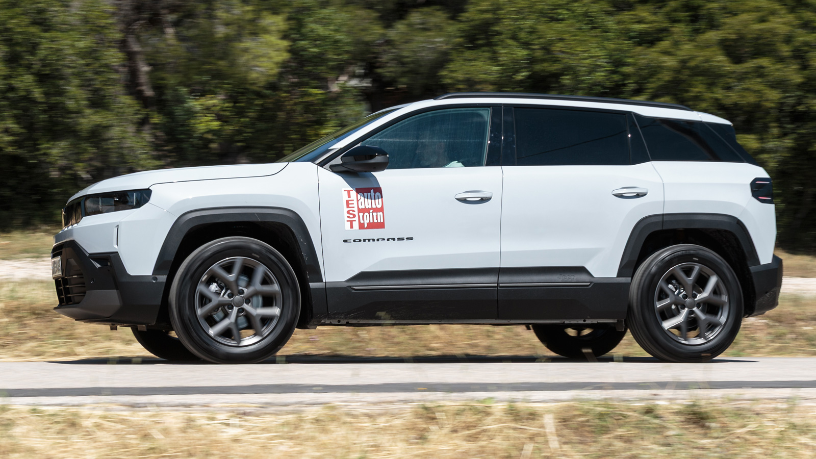 Jeep Avenger 4xe και Jeep Compass SUV.