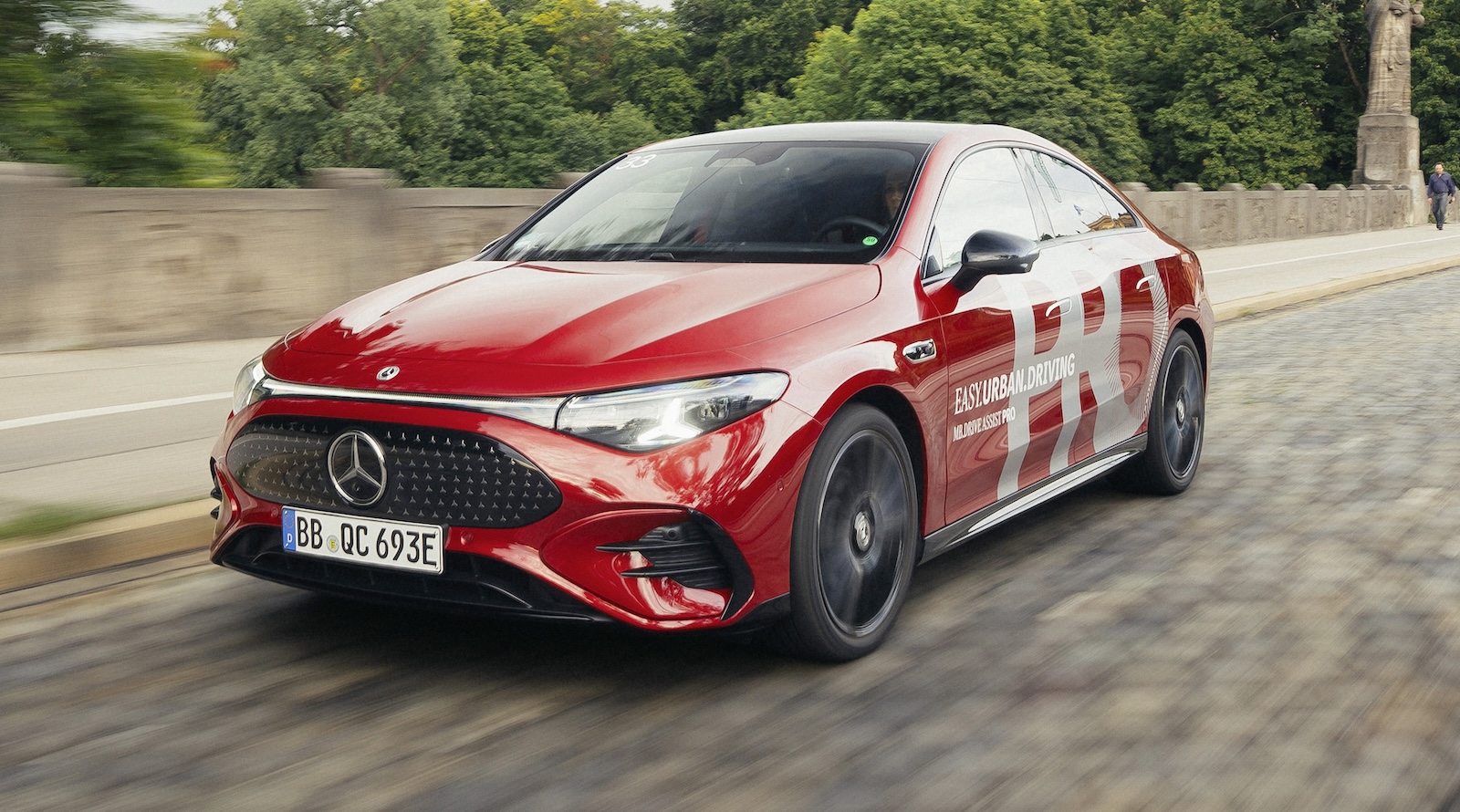 Μπροστινό μέρος της Mercedes-Benz CLA εξοπλισμένης με το σύστημα αυτόνομης οδήγησης MB.DRIVE ASSIST PRO στον δρόμο