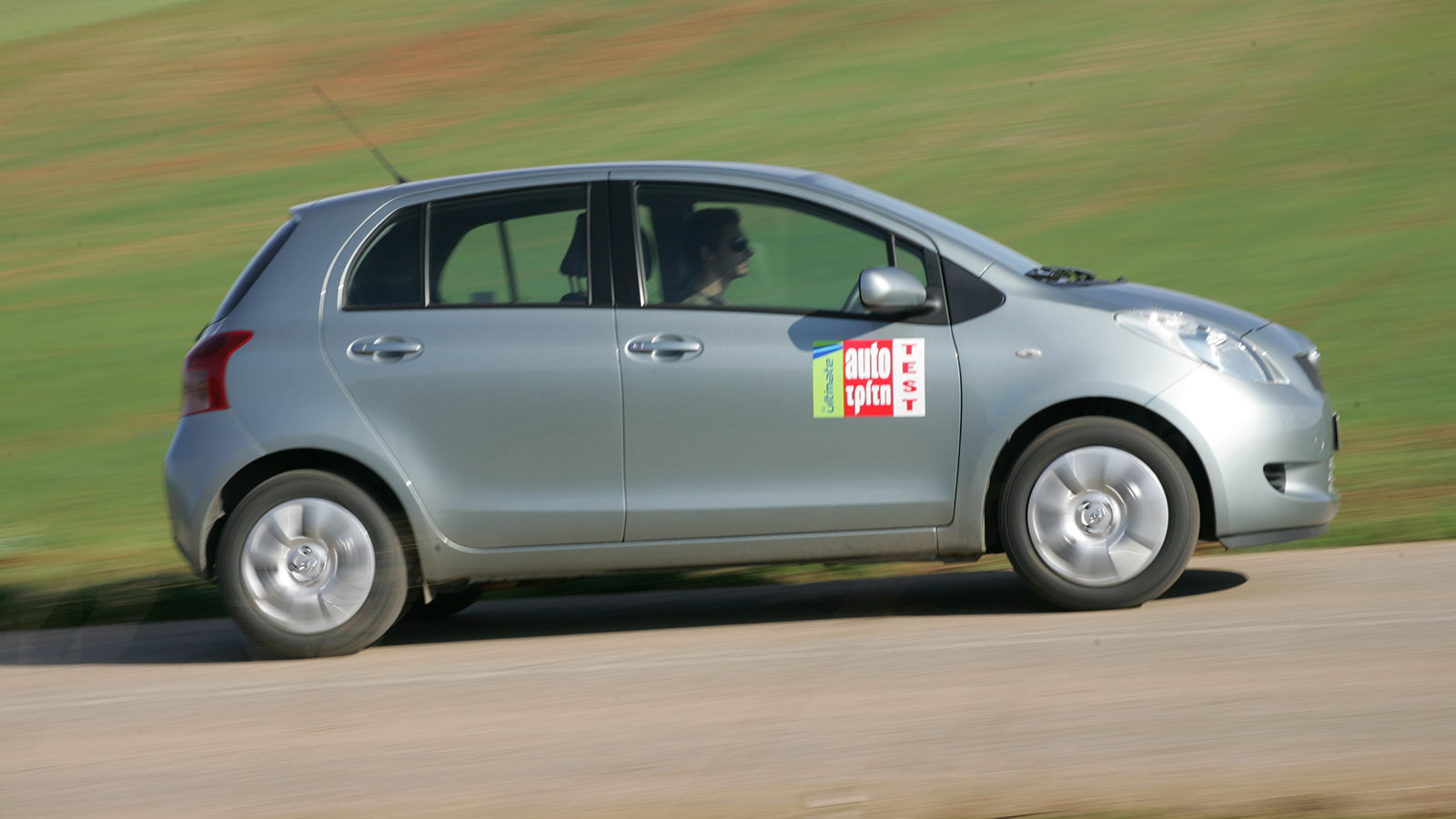 Toyota Yaris δεύτερης γενιάς με συρόμενο πίσω κάθισμα και πορτ-μπαγκάζ 272 έως 363 λίτρων