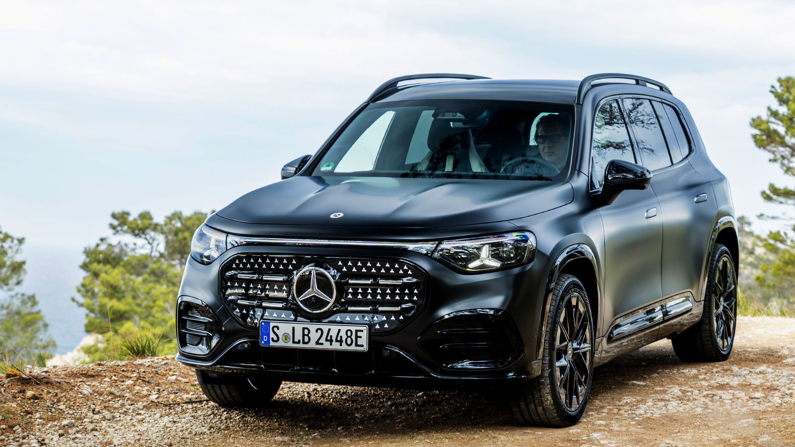 Mercedes GLB σε κίνηση στο χώμα