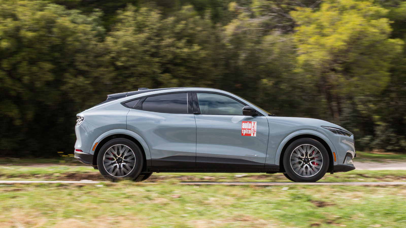 Ford Mustang Mach-E με σπορ οδηγικό χαρακτήρα και ακριβές τιμόνι