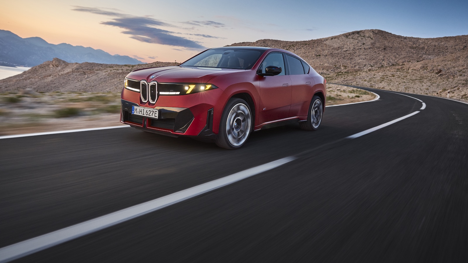 Η νέα ηλεκτρική BMW iX4 Neue Klasse σε δυναμική λήψη στο δρόμο