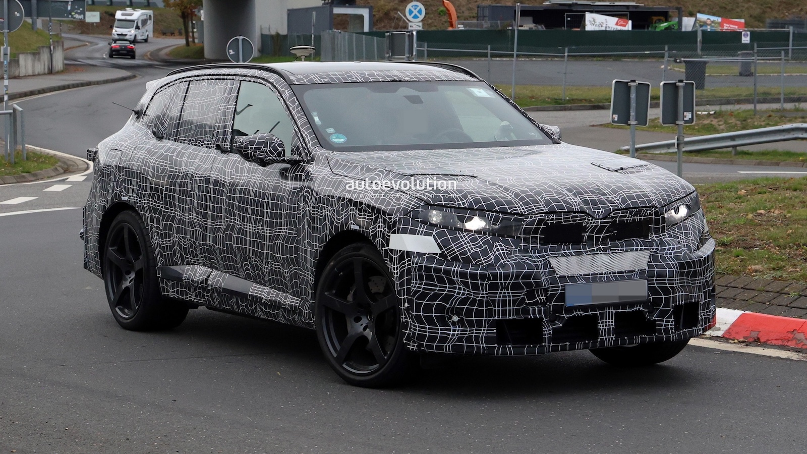 Έρχεται η πρώτη ηλεκτρική BMW iX5 M με ισχύ που θα αγγίζει τους 900 ίππους