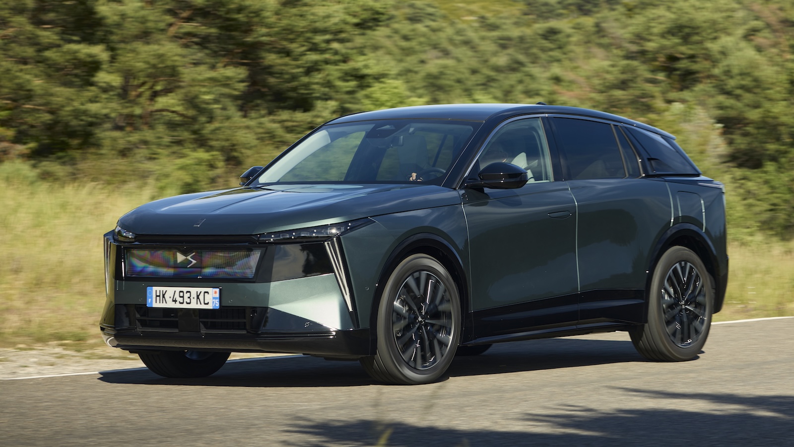 Εμπρός και πλαϊνή όψη του νέου premium SUV DS N°7
