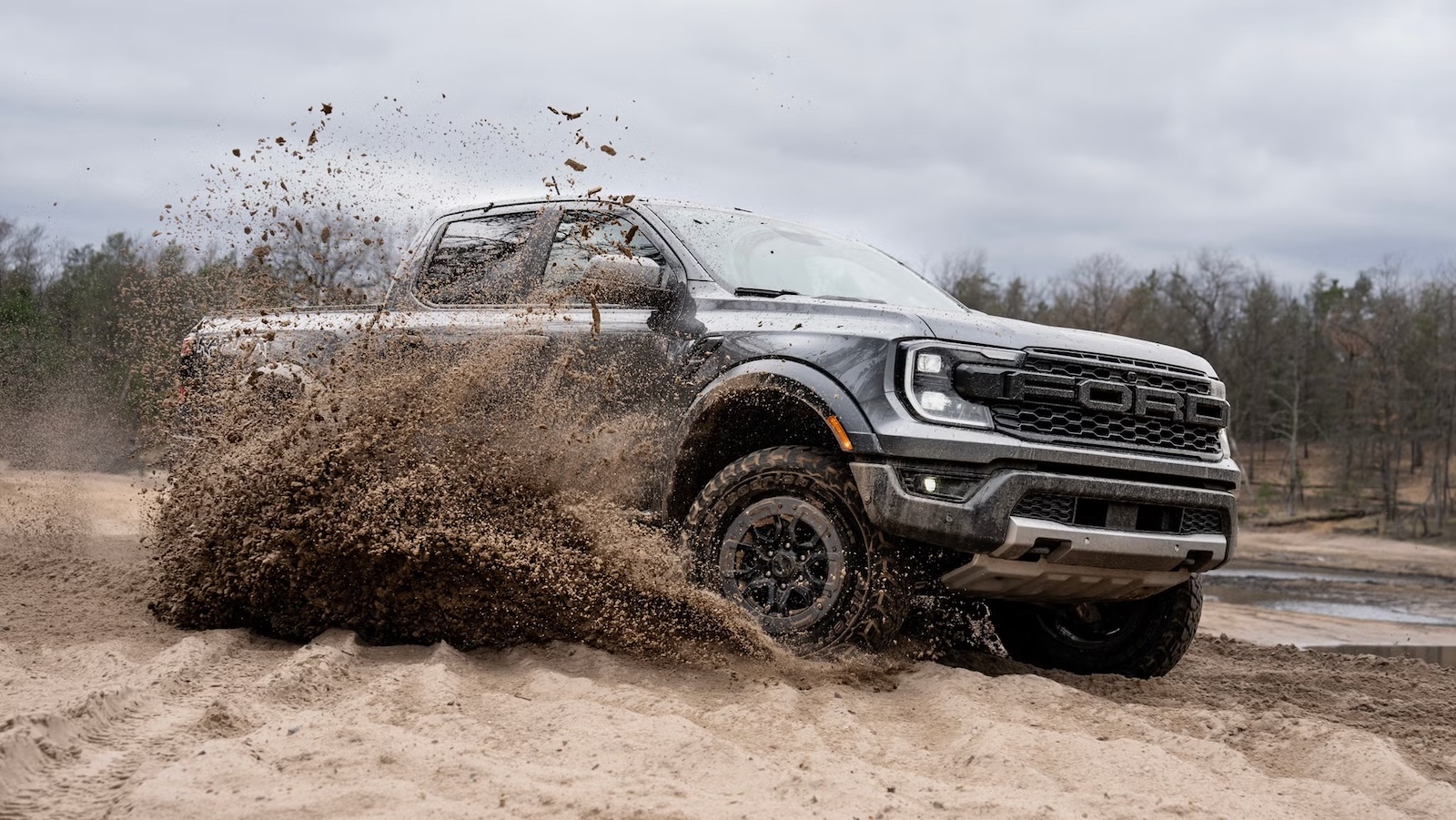 Εμπρόσθιο μέρος του νέου Ford Ranger σε κίνηση εκτός δρόμου