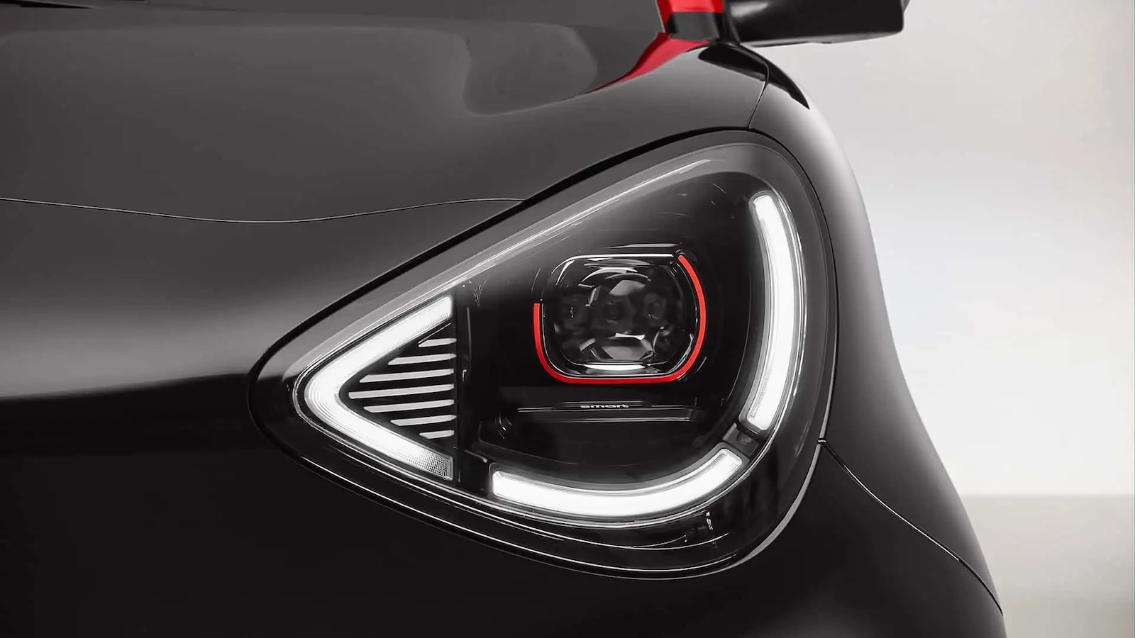Προεπισκόπηση του νέου ηλεκτρικού Smart #2 Brabus σε μαύρο χρώμα με κόκκινες λεπτομέρειες