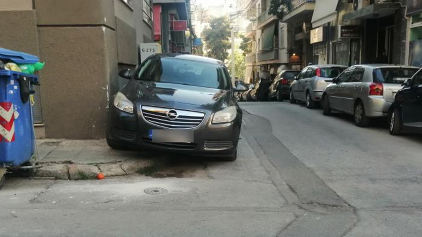 Όλη η γειτονιά παρκάρει στο πεζοδρόμιο. Μπορούν να γράψουν μόνο εσένα;