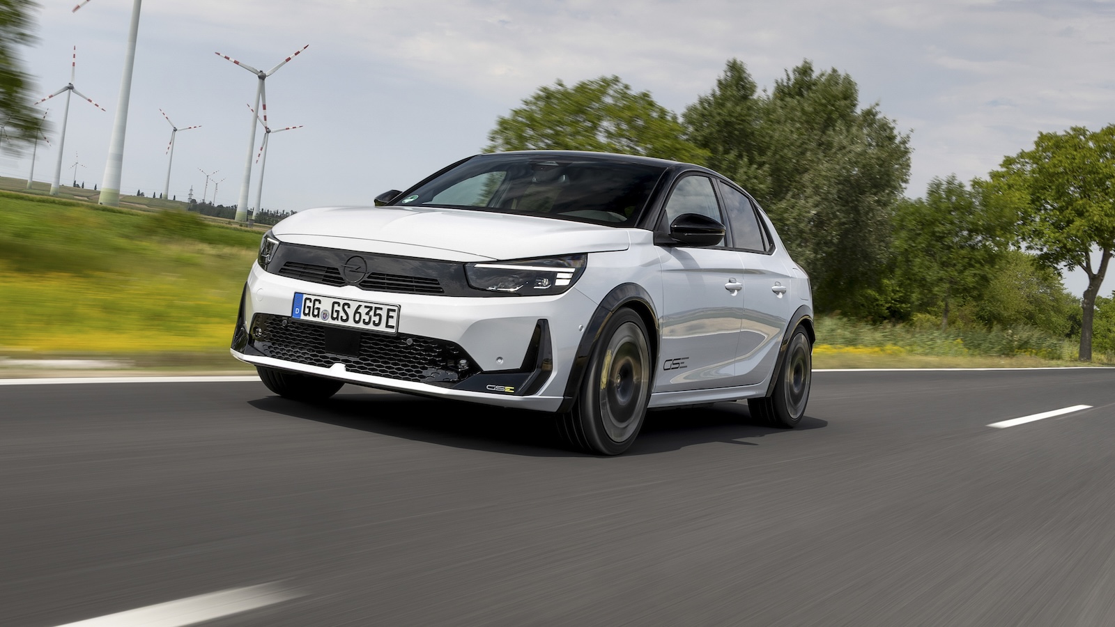 Το νέο ηλεκτρικό Opel Corsa GSE σε λευκό χρώμα με ζάντες 18 ιντσών και φρένα Alcon