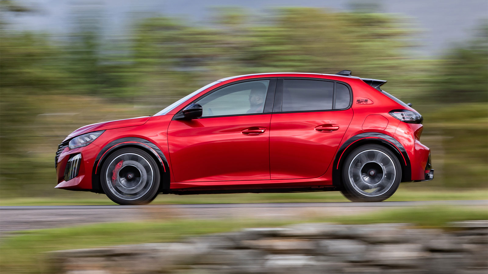 Peugeot e-208 GTi στο δρόμο από το πλάι