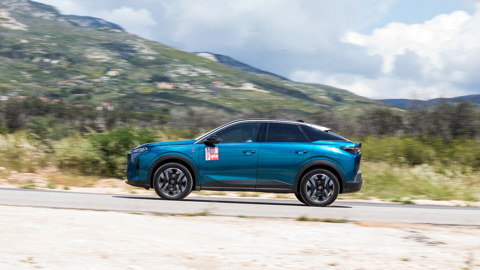 Peugeot 3008 σε ορεινό δρόμο με στροφές