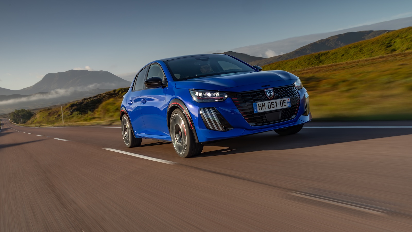 Εμπρός όψη του νέου ηλεκτρικού Peugeot E-208 GTi με σπορ λεπτομέρειες