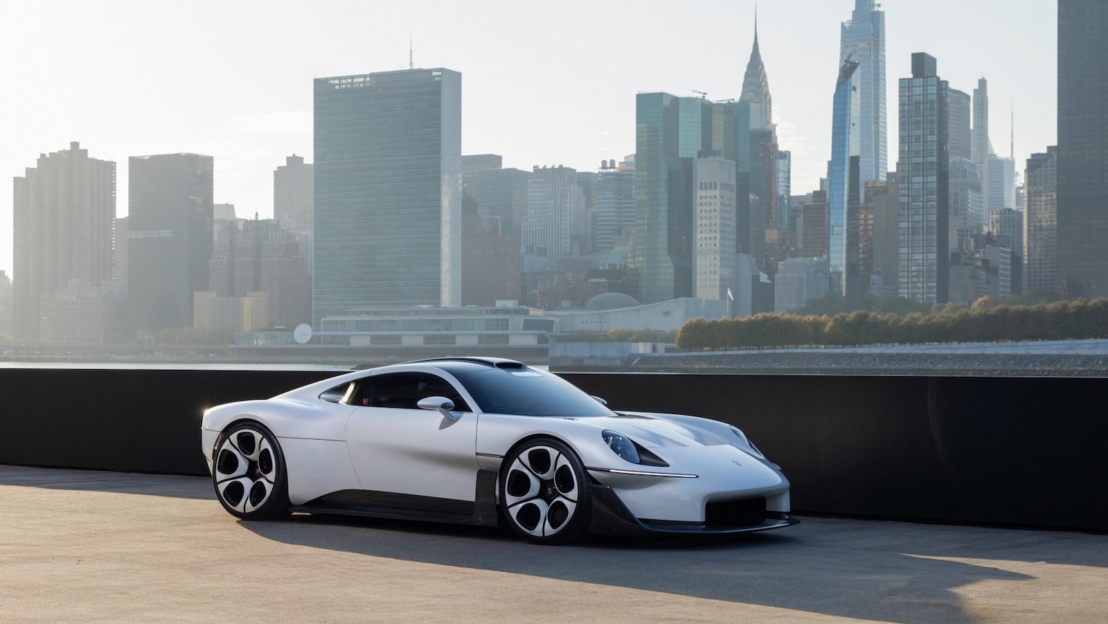 Το πρωτότυπο κεντρομήχανο supercar Porsche Mission S σε προφίλ όψη.