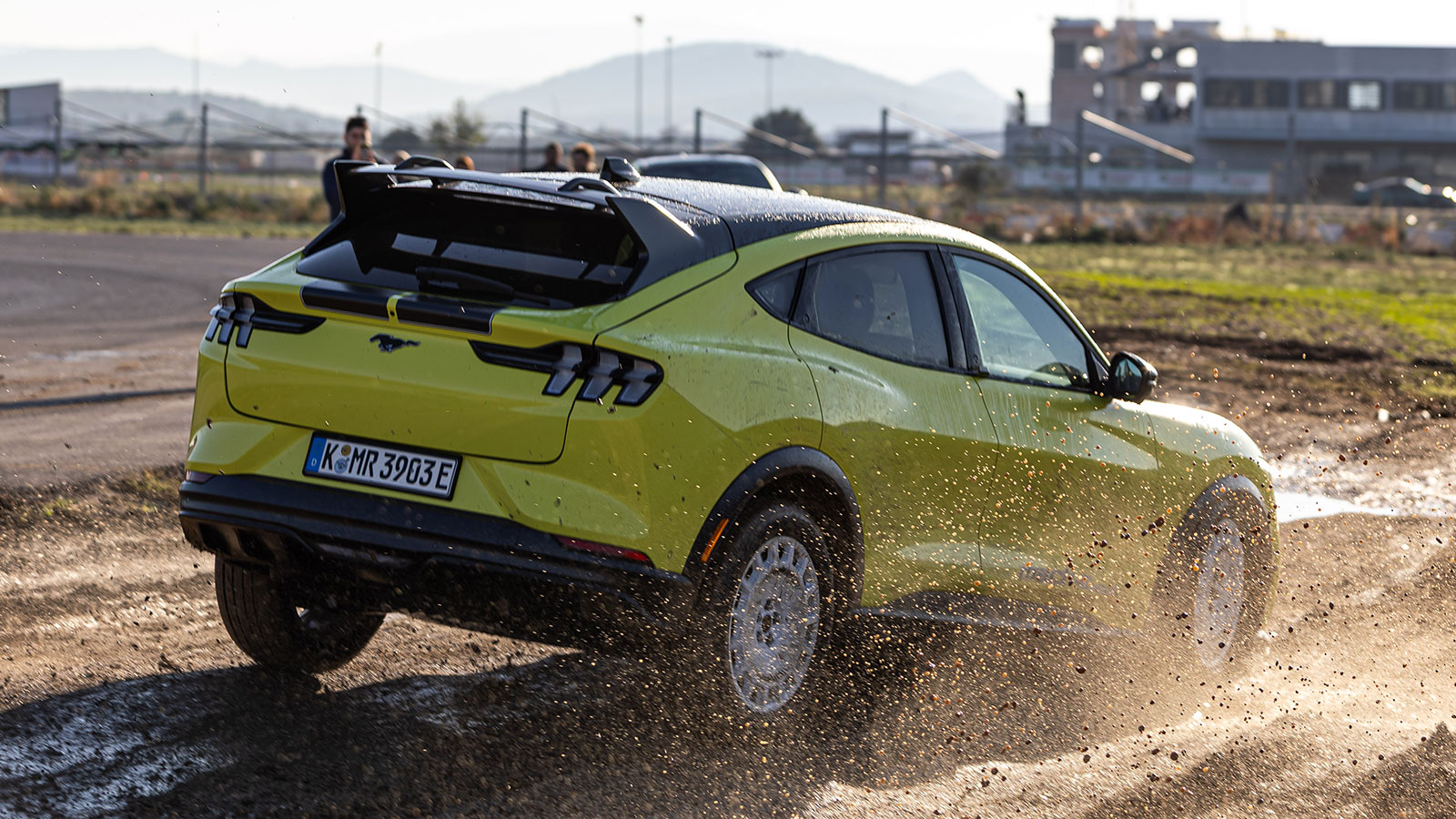 Ford Mustang Mach-E Rally σε χωμάτινη πίστα.