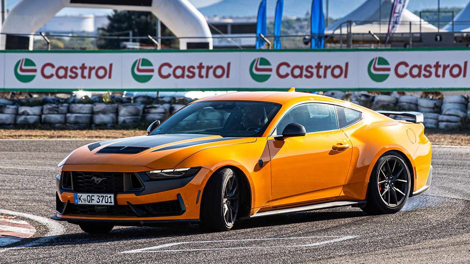 Ford Mustang Dark Horse με κινητήρα V8 5,0 λίτρων στην πίστα.