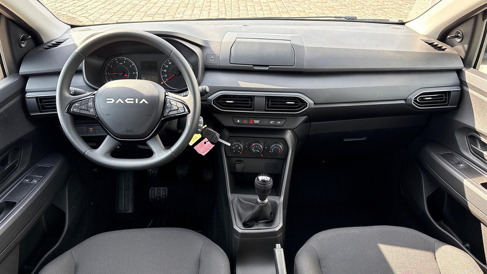 Εσωτερικό Dacia Sandero Essential με ταμπλό και καμπίνα