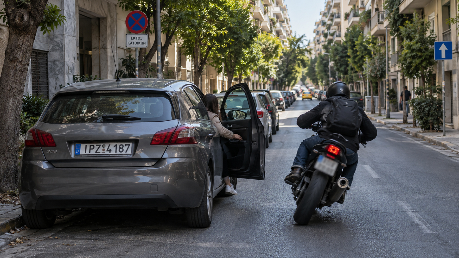 Ο συνοδηγός ανοίγει την πόρτα και πέφτει πάνω μηχανάκι. Ποιος πληρώνει;