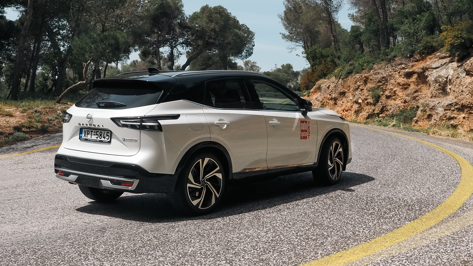 Δοκιμή αποφυγής κινδύνου ELK Test με Toyota C-HR και Nissan Qashqai.