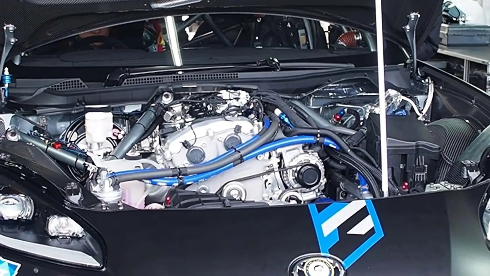 Το πειραματικό αγωνιστικό Toyota GR86 δοκιμάζοντας τον νέο ατμοσφαιρικό κινητήρα 2 λίτρων.