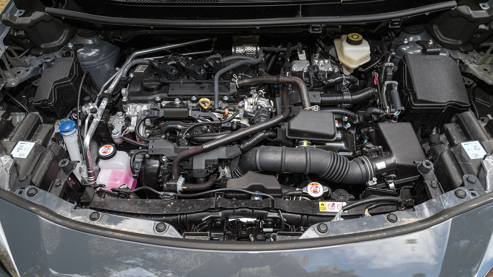 Πίνακας οργάνων Toyota Yaris Cross με ένδειξη υβριδικής λειτουργίας.