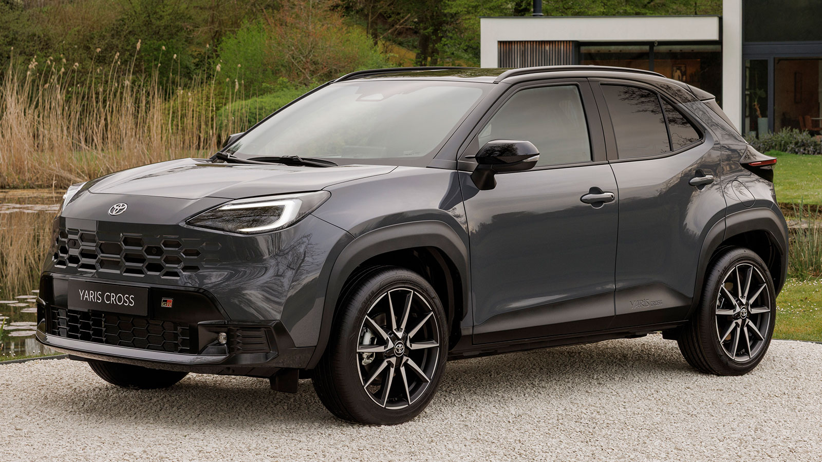 Toyota Yaris Cross έκδοση GR Sport σε στατική φωτογραφία 3/4