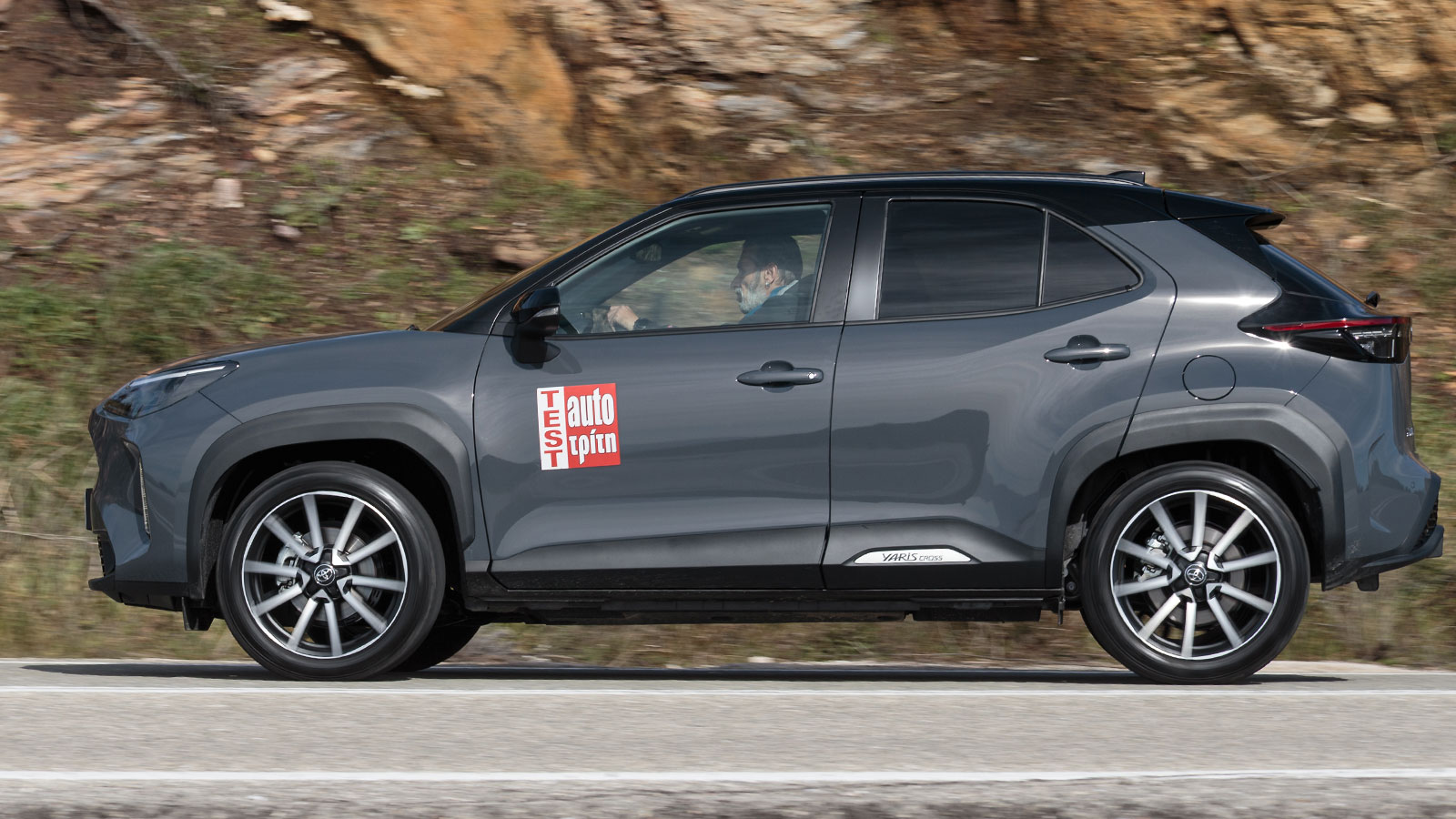 Toyota Yaris Cross 130 σε αστικό δρόμο.
