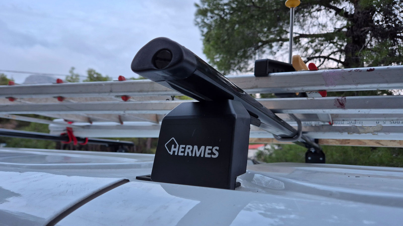 Οι Hermes RV-1 έχουν ένα καπάκι που καλύπτει τις βίδες συγκράτησής τους. 