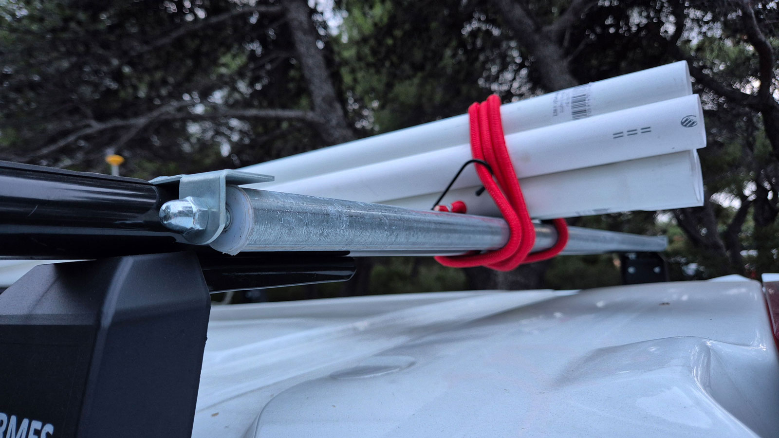 Στο πίσω μέρος μπορείς να προσθέσεις στις Hermes RV-1 και ένα πρακτικό ράουλο, που θα κάνει την φορτοεκφόρτωση πιο εύκολη. 