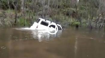 Land Cruiser «βατράχι» βουτάει και βγαίνει από ποτάμι