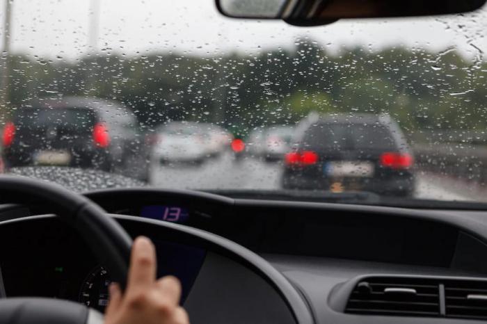 Αποφεύγω απότομες επιταχύνσεις/φρεναρίσματα και διατηρώ απόσταση από το προπορευόμενο όχημα όταν οδηγώ πάνω σε βρεγμένη άσφαλτο.