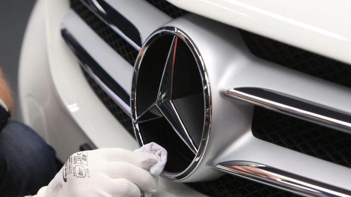 Οι άνθρωποι της Mercedes έχουν τη τεχνογνωσία και την εξειδίκευση να αναγνωρίσουν εγκαίρως πιθανές φθορές ή βλάβες χρήσης, γλιτώνοντας έγκαιρα τον κάτοχο από μεγαλύτερους μπελάδες στο μέλλον. Οι άνθρωποι της Mercedes έχουν τη τεχνογνωσία και την εξειδίκευση να αναγνωρίσουν εγκαίρως πιθανές φθορές ή βλάβες χρήσης, γλιτώνοντας έγκαιρα τον κάτοχο από μεγαλύτερους μπελάδες στο μέλλον.