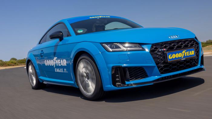 Οδηγώντας το Audi TTS των 306 ίππων στην στεγνή πίστα των 3,3 χλμ. με τις υψομετρικές διαφορές και την πολύ τεχνική χάραξη, εντυπωσιαστήκαμε με την κορυφαία πρόσφυση του Eagle F1 Asymmetric 6, που εξα