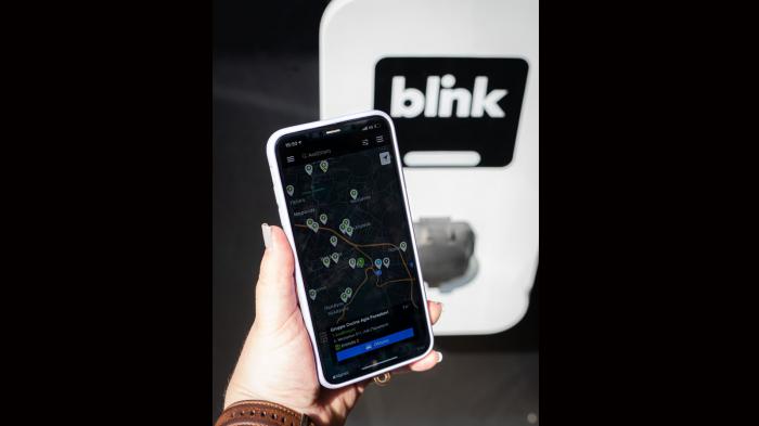 Με την εφαρμογή «Blink Charging Mobile», ο χρήστης μπορεί να βρει την τοποθεσία όλων των φορτιστών της καθώς και τις χρήσιμες πληροφορίες, ώστε να βρεθεί εύκολα και γρήγορα ο σταθμός φόρτισης που τον εξυπηρετεί.