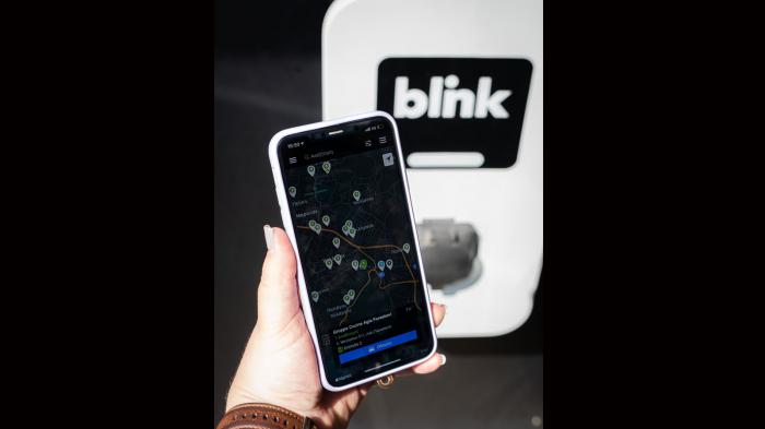 Με την εφαρμογή «Blink Charging Mobile», ο χρήστης μπορεί να βρει την τοποθεσία όλων των φορτιστών της καθώς και τις χρήσιμες πληροφορίες, ώστε να βρεθεί εύκολα και γρήγορα ο σταθμός φόρτισης που τον 