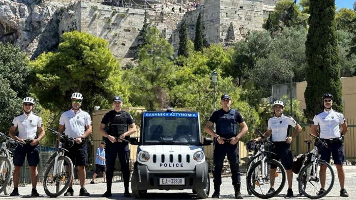 ECOCAR: Το μικρότερο περιπολικό της ΕΛ.ΑΣ. βγήκε στους δρόμους της Αθήνας 